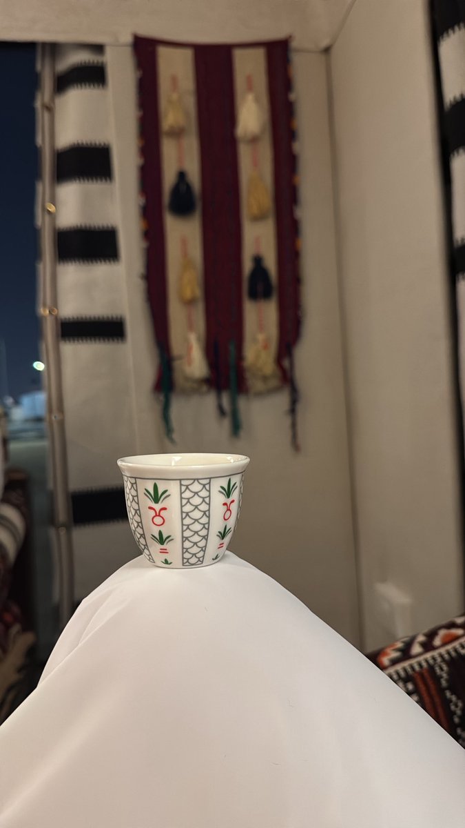 تهادى الليل واظلَم واستقرّ وذعذع النسناس
على راس ٍ يضيق ويتسّع من زحمة ؛ أفكاره 

اغيّب لي مع فصلٍ  قْناده يطرد العوماس
ما خالط في معاميله سوى هيله ومسماره 

يازِين الانعزال وسجّة التفكير والهوجاس
ويازِين النضج وإدراك الضمير الحيّ وإصراره

على كثر المراحل ما غدا قلبي رهين الياس