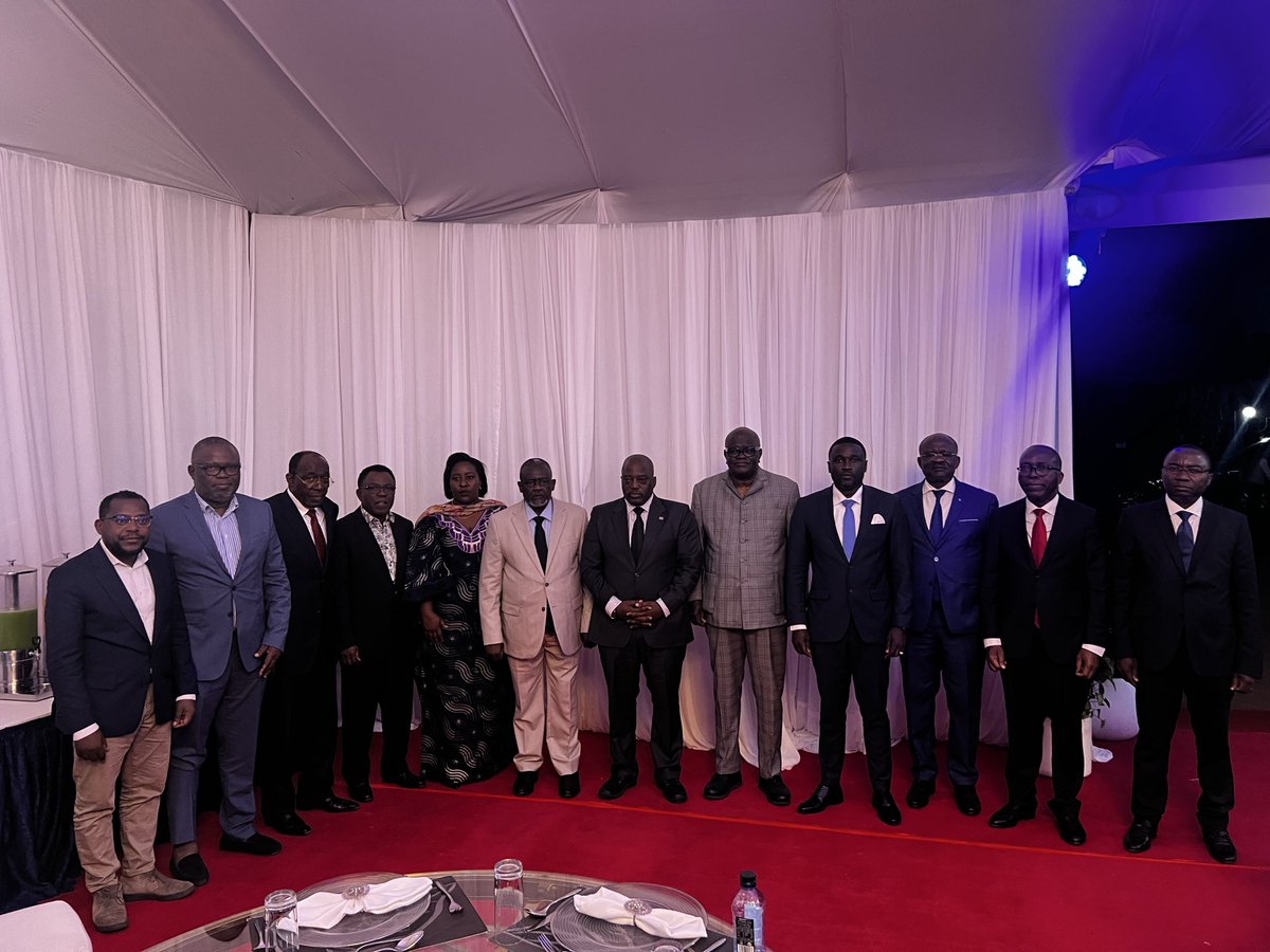 Dans un procès grand-guignolesque, le ptd #JosephKabila a été condamné en tant que chef de l'Afc/M23, à présent qu'ils ont signé avec le même camp, ils doivent être conséquents avec eux-mêmes en annulant cette sentence grotesque et présenter des excuses à la Nation. Qui trompe