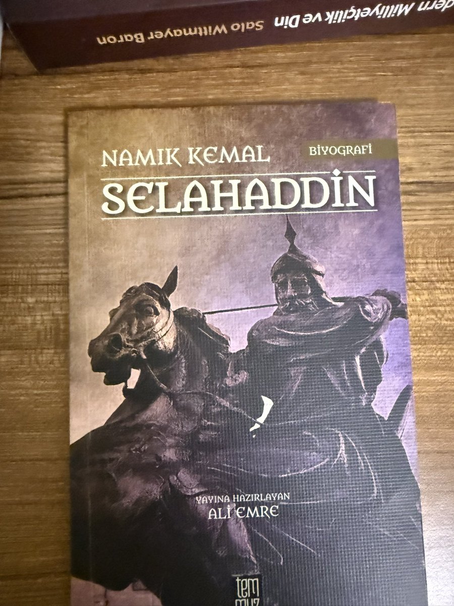 “Ebu'l-Muzaffer Melikü'n-Nâsır Sultan Yusuf Selahaddin İbn Eyyub, hicretin 532. senesi Kürdistan’da bulunan Tikrit şehrinde dünyaya geldi.”

Evrak-ı Perişan / Namık Kemal

Bu eser İslam aleminde Selahaddin’in vefatından sonra kendisi hakkında yazılan ilk müstakil eserdir.