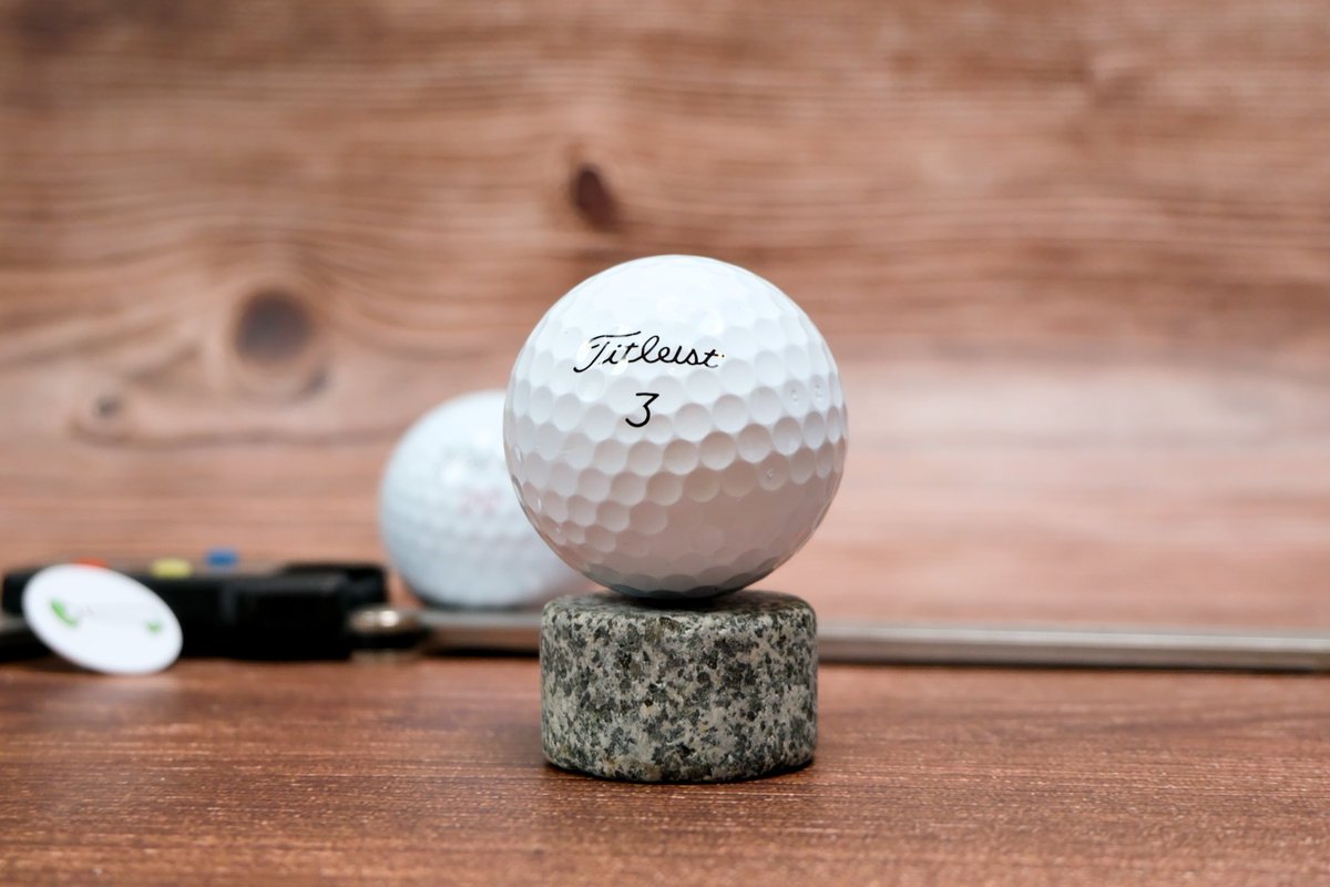 THPGolf's tweet image. Would you play @Titleist Pro V1 Left Dot?