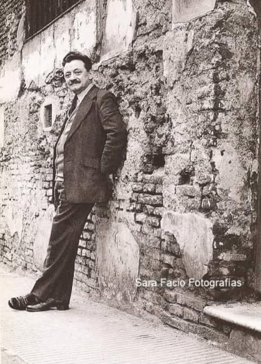 literlandweb1's tweet image. "Cuando los odios andan sueltos, uno ama en defensa propia".
Mario Benedetti.
📷Sara Facio