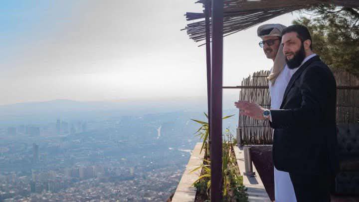 MaherAL_hamdan's tweet photo. ستبقى هذه الزيارة عالقة في أذهان السوريين؛ فهي لم تكن مجرد زيارة عابرة، بل جاءت في ظل ظروف أمنية غائبة، كارثية بكل ما تحمله الكلمة من معنى. وقد شكّلت دفعة قوية للأمام في مسار الثقة والتقدم مع دولتنا الوليدة. وحتى الآن، لم يُقدم أي رئيس/أمير/ملك آخر على زيارة سوريا متذرّعاً بالظروف الأمنية.  أثبتت كعبة المضيوم نصرتها للمستضعفين وأشقاءها العرب ودعمها اللامحدود، الذي يُرى في مجالات كثيرة، ولا يُرى في مجالات أكثر.