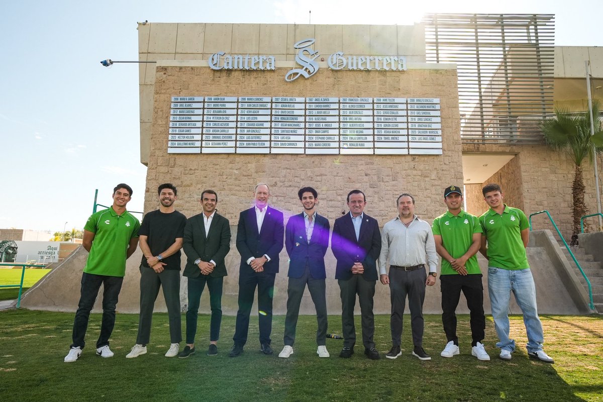 avillalva_'s tweet photo. Una magnifica iniciativa @ClubSantos  Reconocimiento e inspiración de todos los jóvenes egresados (y por egresar) de la #CanteraGuerrera y que han debutado en primera división. El legado consiste en contribuir a formar seres humanos y futbolistas ejemplares. #GanarSirviendo @Orlegi_Sports