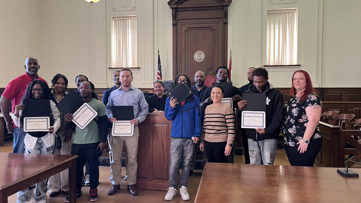 SLMPD's tweet image. The #SLMPD Gang Unit was honored to witness this year&apos;s graduates from @22ndCircuitSTL’s Police Partnership Program! For nearly 10 years, the program has helped individuals on a path to reform. Detectives remain in contact with the graduates, providing mentorship &amp;amp; support. #STL