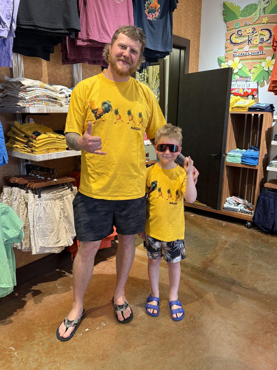 Crazy_Shirts's tweet photo. Twinning level: expert. ๐ค๐
Matching tees, matching vibes, memories for a lifetime. #TwinTuesday
#crazyshirts #twinning #dadandson #chickens #kauai #pineapplerun https://t.co/HTJoGZFtLd