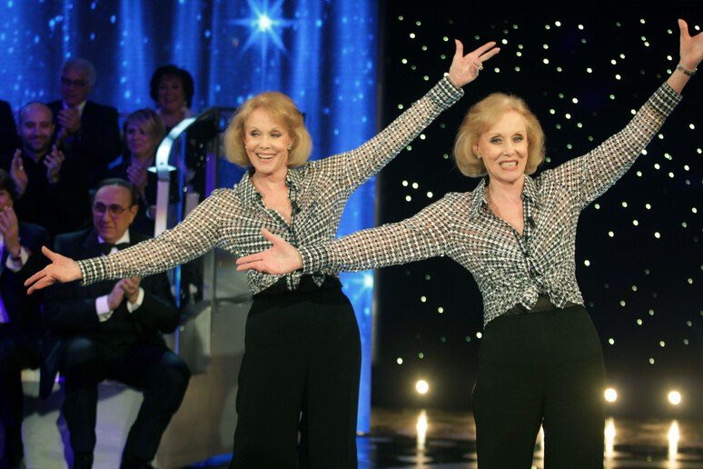 Sono colpito da alcune disposizioni testamentarie di Ellen e Alice Kessler.

Hanno chiesto di essere sepolte in un’unica urna accanto alle ceneri della madre e del loro cane.

Hanno lasciato la loro eredità ad associazioni umanitarie, tra cui Medici Senza Frontiere.

“Non abbiamo