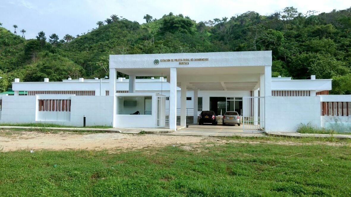 La estación de Policía del corregimiento de Buritaca, en Santa Marta, fue blanco de hostigamientos por parte de hombres fuertemente armados y movilizados en varios vehículos. La institución armada reportó que no hubo heridos y que se abrió la investigación correspondiente