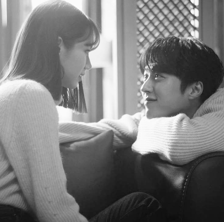 Sana bakmak aşk için yazılmış tüm şiirleri yeniden okumaktı".. 🖤