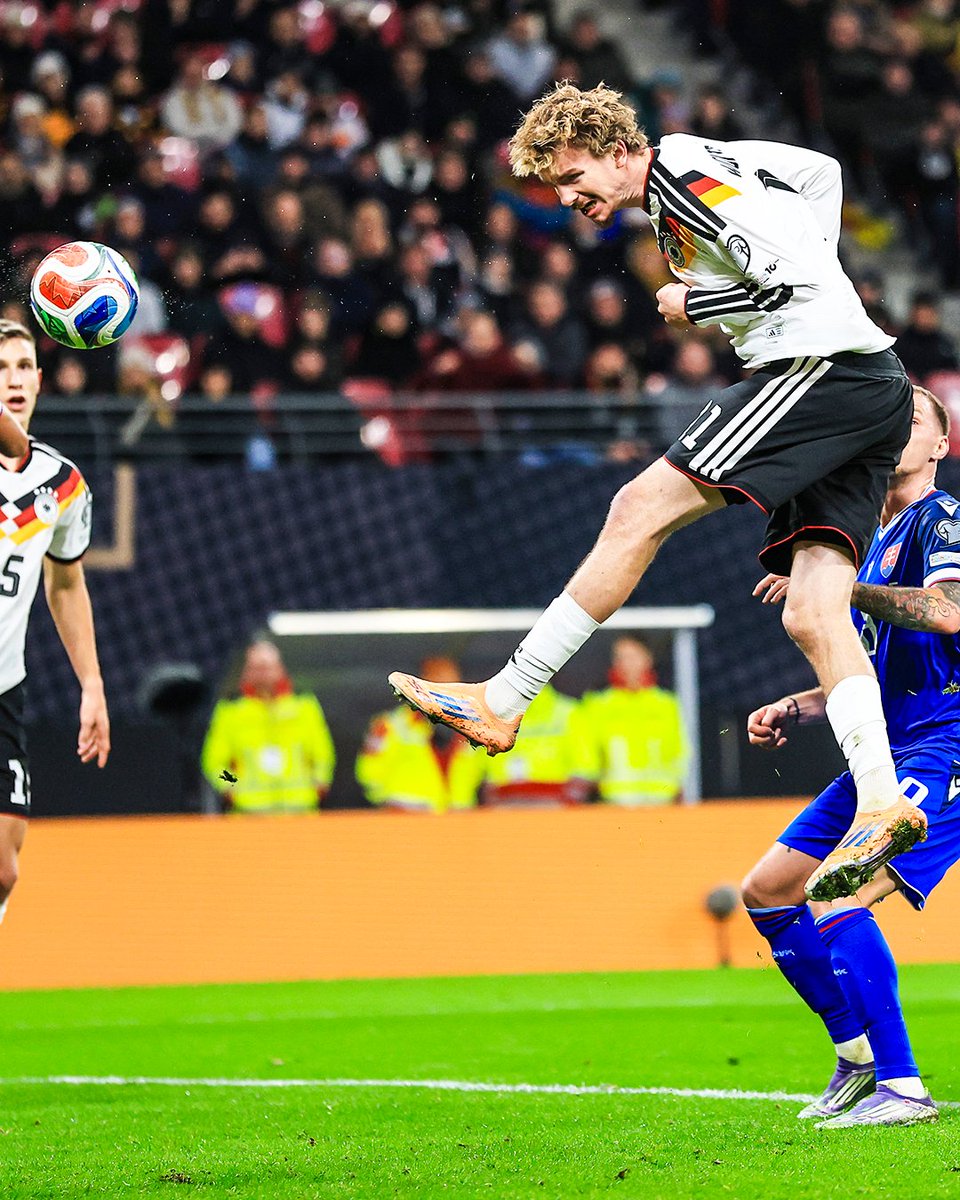 Woltemade no es que juegue bien con los pies en el balcón del área, es que podría ser mediapunta con pocos problemas.

Grandes conceptos de giros entre líneas y apoyos. Viene muy atrás a recibir y no es anecdótico: genera ventajas con ello.

Si mantiene el gol, habemus estrella.