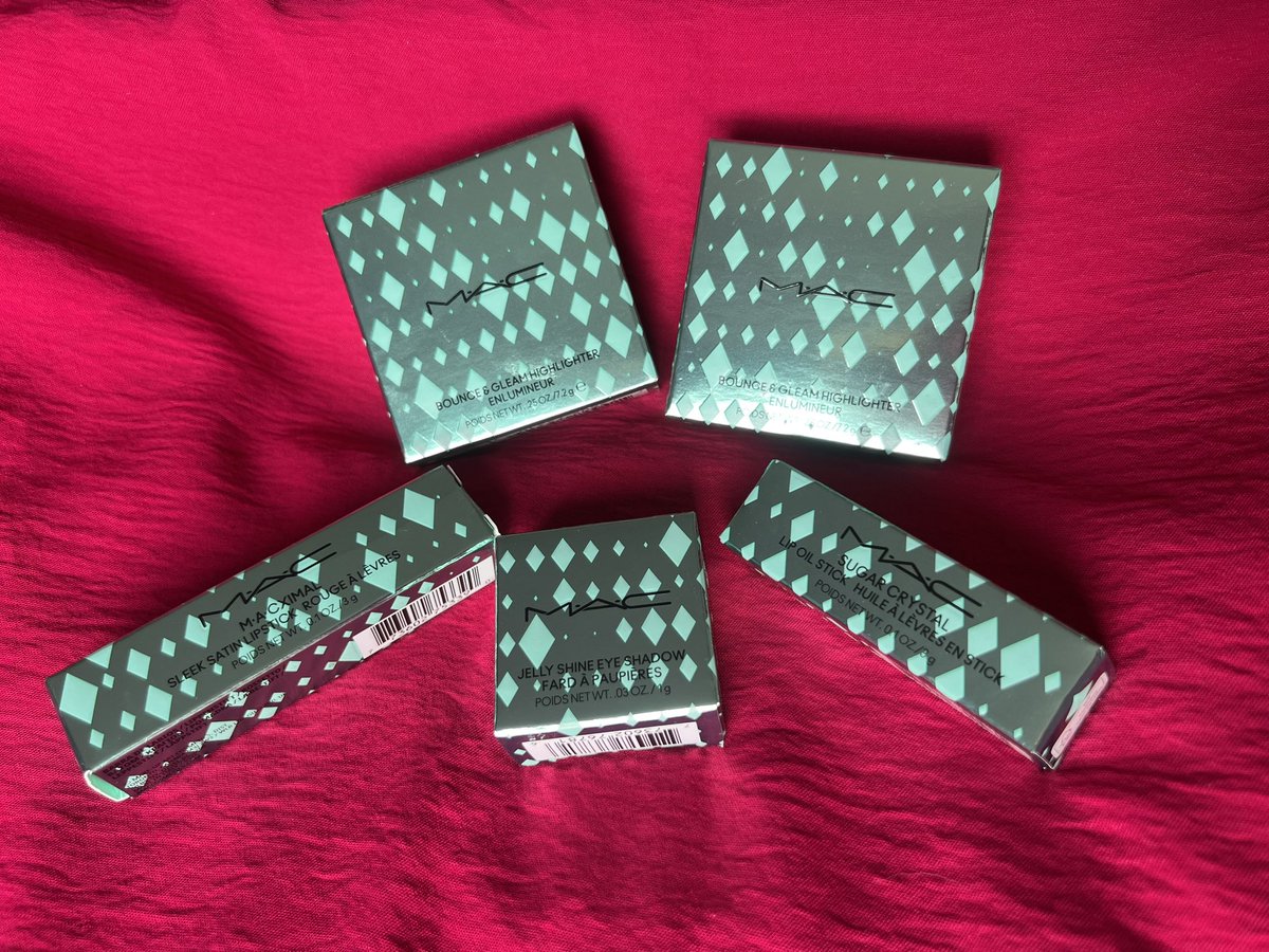 Error404N_Found's tweet image. Essa coleção de Natal da @MACcosmetics tá tão linda, tão perfeitos q eu não resisti! 🫢 O que é esse lip oil em forma de batom? 🤩
Ainda tô de olho no gloss verdinho, socorr.. 🎄🪅 #maccosmetics  como sempre o cuitter jogando o vídeo d 4K pra 720p 🫩