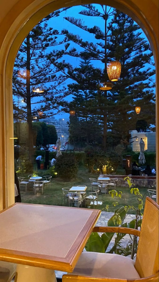 لا الحياة واضحة ولا الناس صريحة..
 أما عن الحقيقة فهي يتيمة..
 والكل يدعي أنه أهل لها 👌🏻