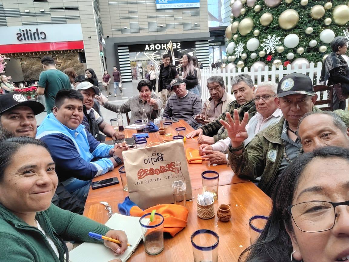 AsentamientosSC's tweet photo. Reunión entre AHUSSC y "Asociación de Asentamientos Humanos de Tlalpan".
Coincidimos en lo urgente: vivienda digna, regularización, servicios urbanos y justicia territorial.
Exigimos al Gobierno de la CDMX atención inmediata.
"Construimos comunidad con dignidad".
@ClaraBrugadaM https://t.co/GZ8jiJPn1p