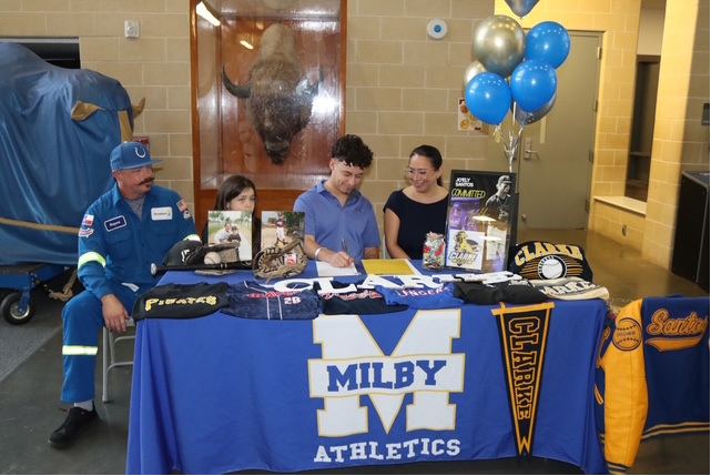 We are proud to share that Joe’Ely Santos has officially signed his Letter of Intent to play baseball for Clarke College! Congratulations! Your hard work and passion for the game have brought you to this moment. We can’t wait to see all that you accomplish at the next level.