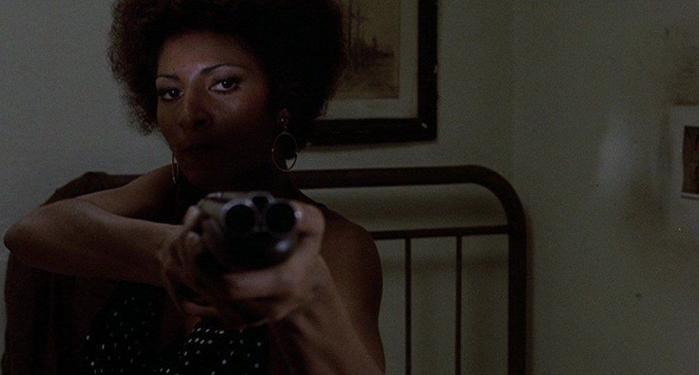 filmes_e_filmes's tweet image. A história gira em torno de uma vigilante negra que busca vingança contra um traficante de heroína responsável pelo vício de sua irmã.💥🎥✊🏿

#coffy #jackhill #pamgrier #blaxploitation #mubi #mubibrasil #dicadefilme