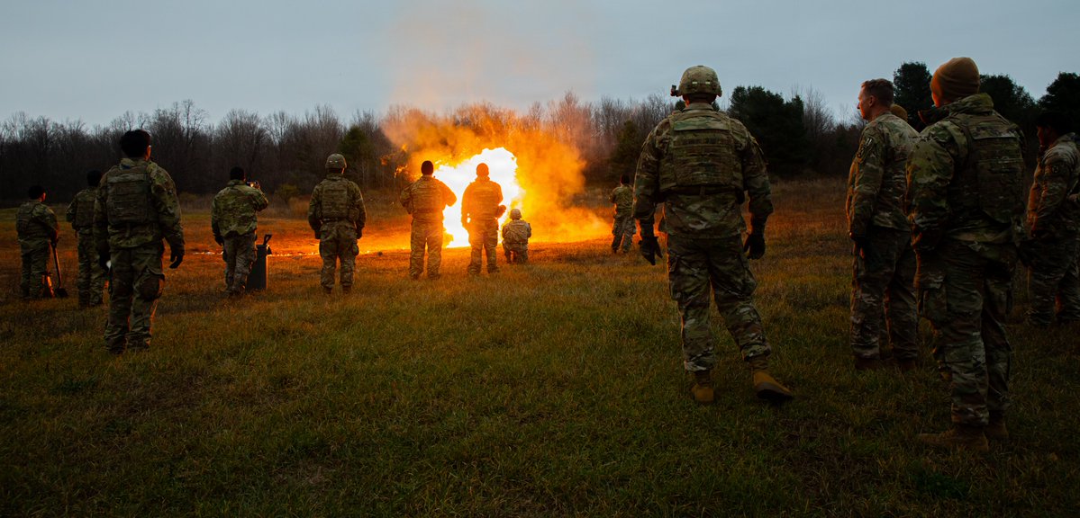 10MTNDIV's tweet image. Thunderdome: Fired Up. 🔥

M777 crews executed live, multi-domain fires to hone speed and precision—the foundations of lethal, ready formations.

#ClimbToGlory #Thunderdome #10thMountain #Fires #Readiness