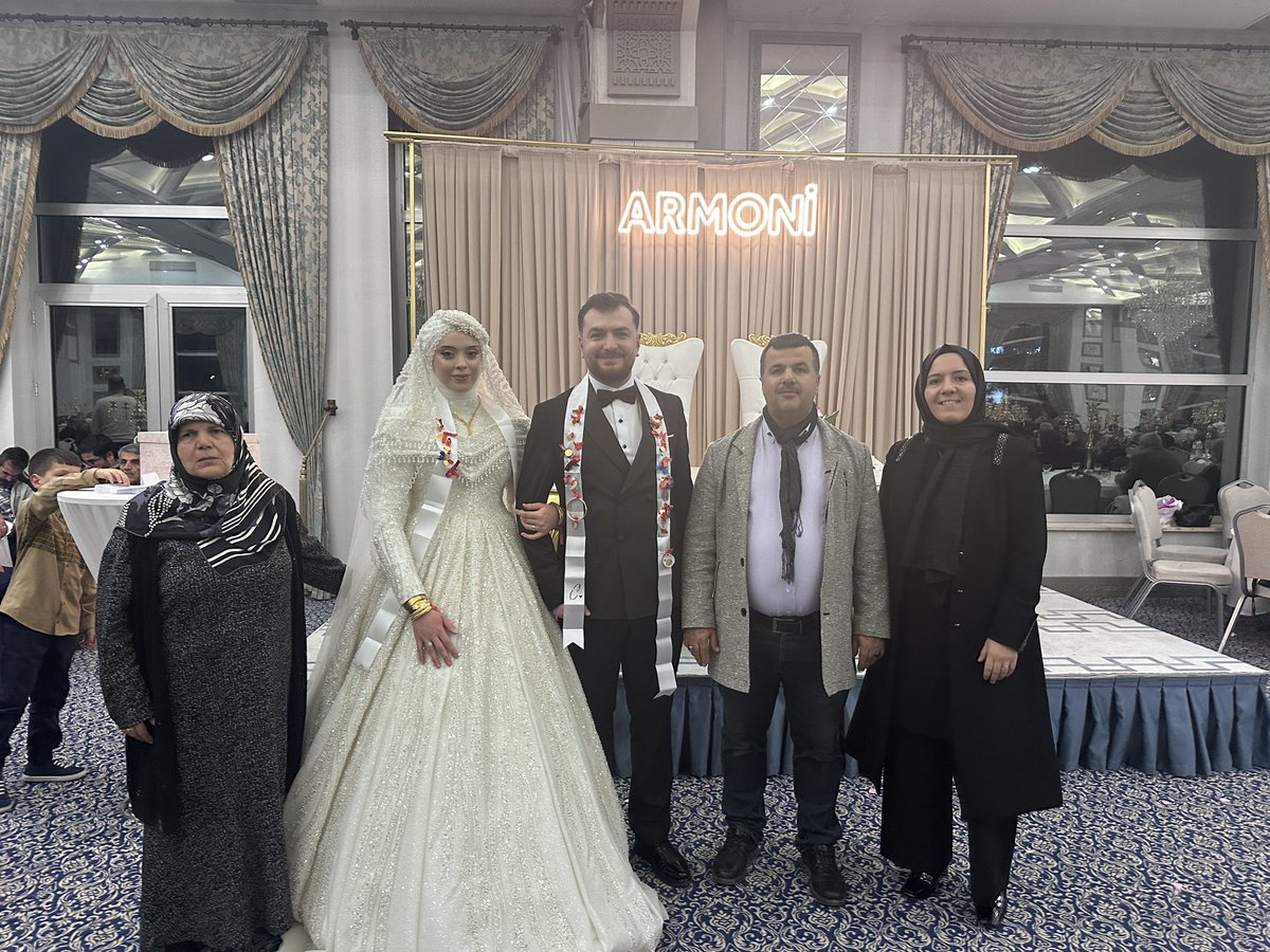 Kuzenim, kıymetli kardeşim <a href="/cihadkoseman/">Cihad Köseman</a> ve   Zeynep’in düğünlerine katıldık,
Gençlerimize bir ömür mutluluklar diliyorum,
Yolunuz ve bahtınız açık olsun inşallah🤲