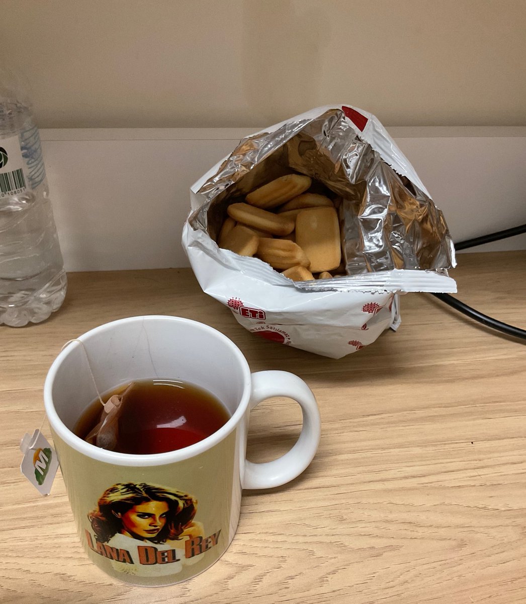 Yemekhaneye yetişemediğim için cici bebe çay yapıyom gelen gelsin