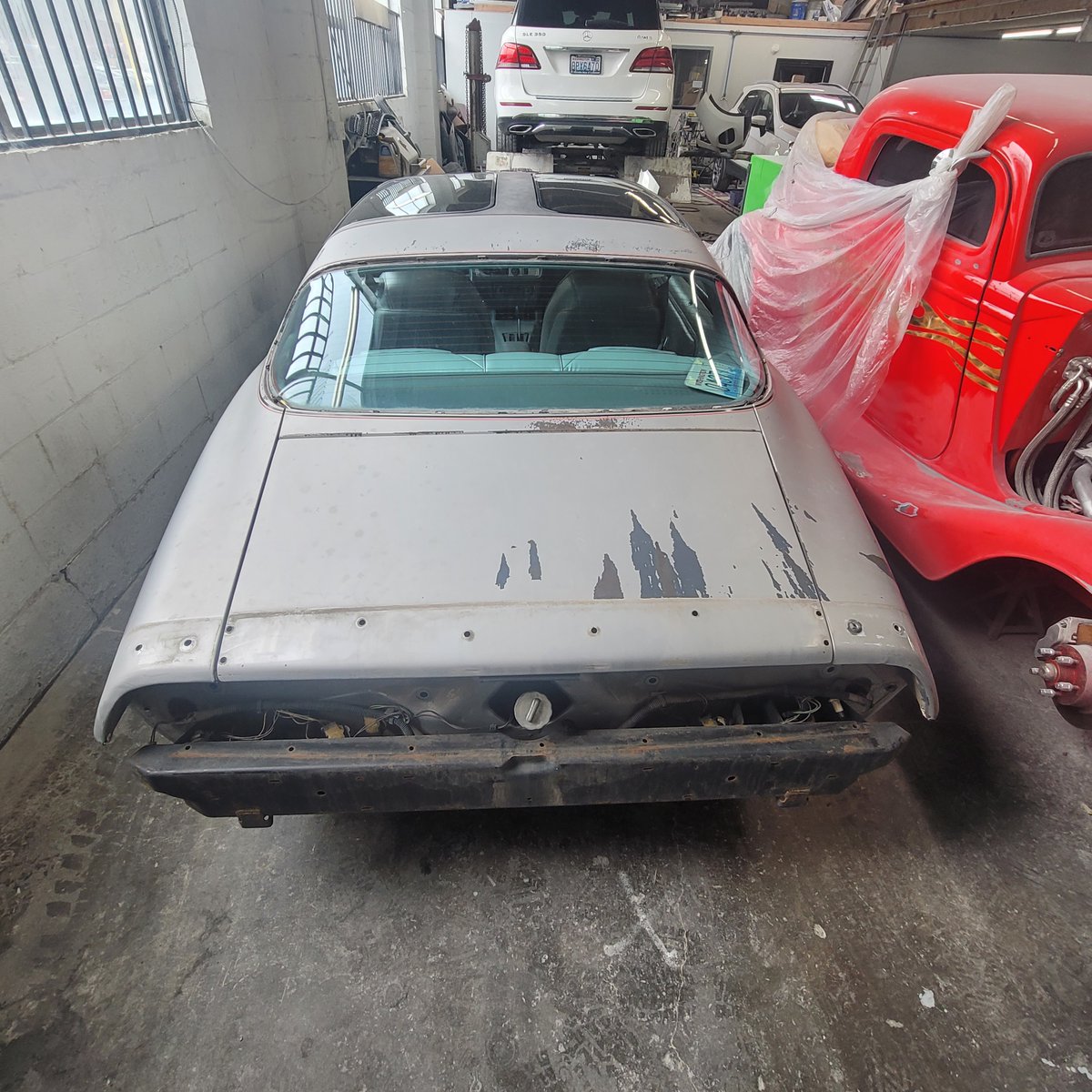 RefinishWay's tweet image. Its #TransformationTuesday and we just gotta share the 1979 Pontiac TransAm refinish. Check her out!  #TransAm #FireBird #ClassicCars #BodyandPaint #NarrowWayRefinish #QueenAnneAutoBody #NWBedliners #AutoBody #AutoPaint #AutoBodyPaint