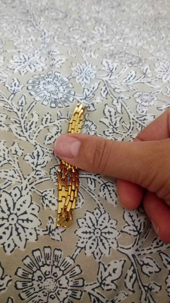 PULSERA ENCONTRADA EN TORRELAVEGA 
Una seguidora nos ha enviado esta pulsera que encontró por la zona de Cuatro Caminos (Torrelavega).
Puede que tenga valor sentimental para alguien.
🧵Sigue hilo..