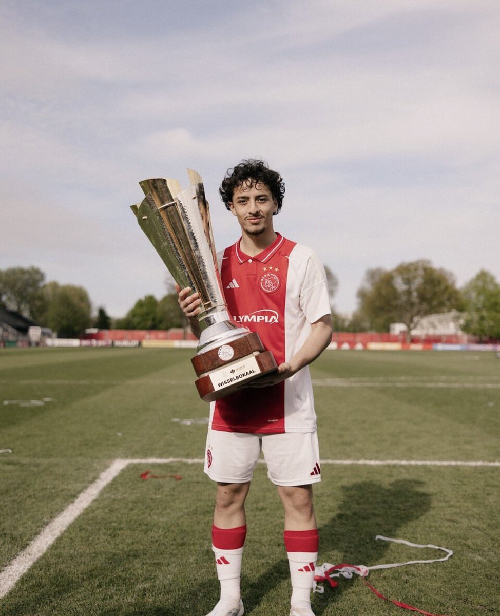 Ajax’s Turkish maestro.

Hasan Ayyıldız (🇹🇷🇳🇱)
17 y/o | CM

▪️ Excellent close control in tight spaces
▪️ Calm under pressure, even when surrounded
▪️ Dribbles past opponents with small, efficient touches
▪️ Strong technique and impressive vision

✍🏼