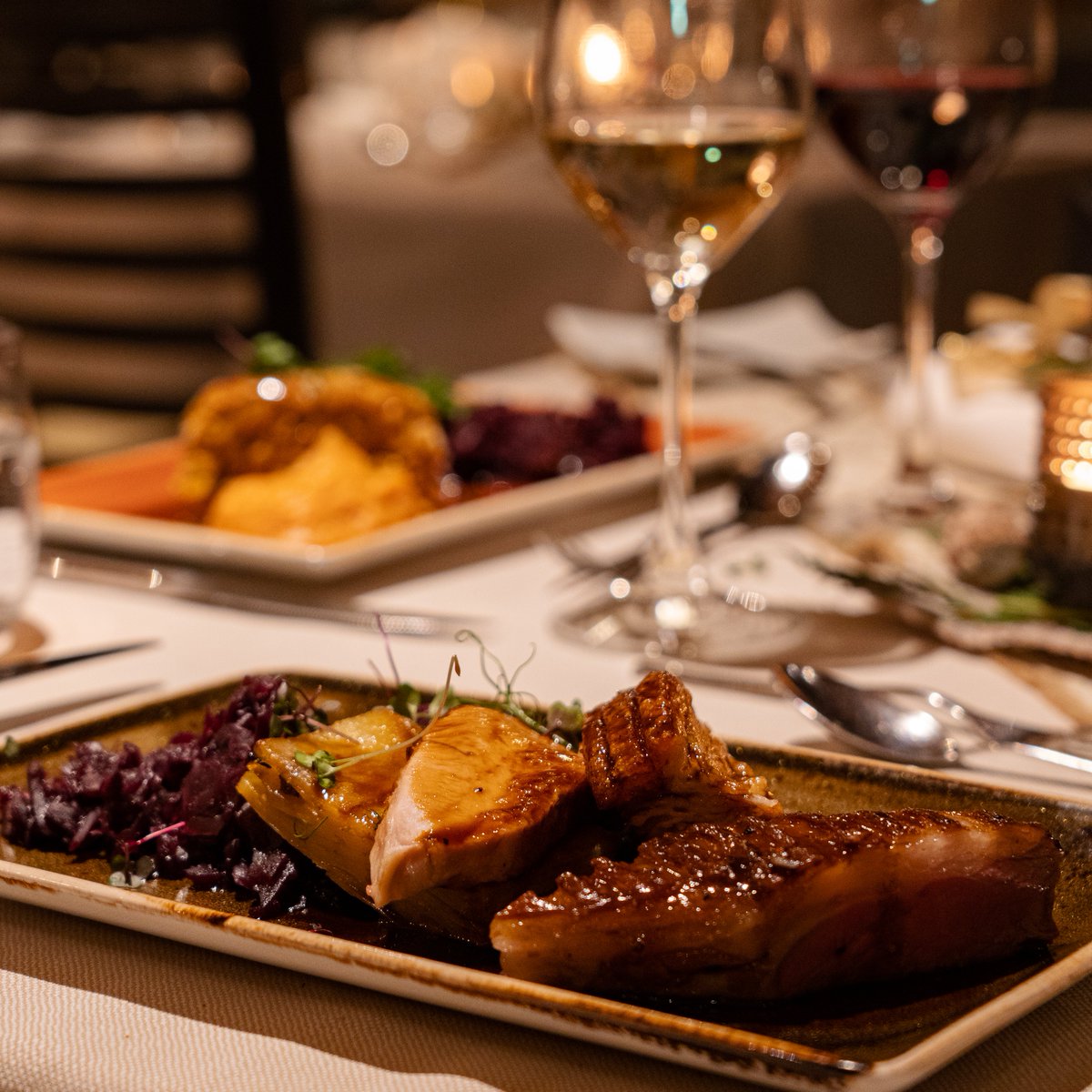 Jólahlaðborð Hótel Rangá hefst næsta föstudag. Við bjóðum upp á glæsilegt jólahlaðborð allar helgar til 13. desember. 

Matseðilinn má finna á heimasíðu hótelsins:
hotelranga.is/tilbod/jolahla…