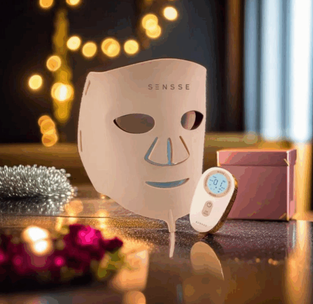 INTOUCH_RUGBY's tweet photo. SENSSE LED Elite Mask – The Ultimate Luxury Wellness Gift This Festive Season https://t.co/LgzVOyqdSY ... now live @ https://t.co/mfuNWdKc74 ! #senssebeauty #ad #ledmask #christmas https://t.co/MXgfcwYydu