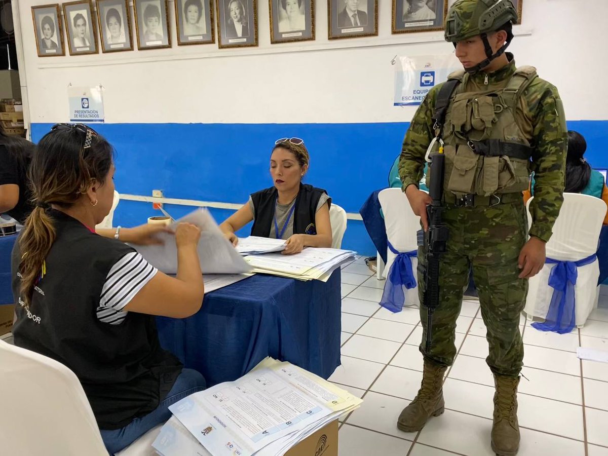 CNE_ElOro's tweet photo. Se lleva a cabo el reconteo de papeletas por paleta en las actas con inconsistencias, a cargo del personal electoral, asegurando un proceso ordenado y transparente. ��️✨

#ReferéndumYConsulta2025 https://t.co/aH6gfE9qfK