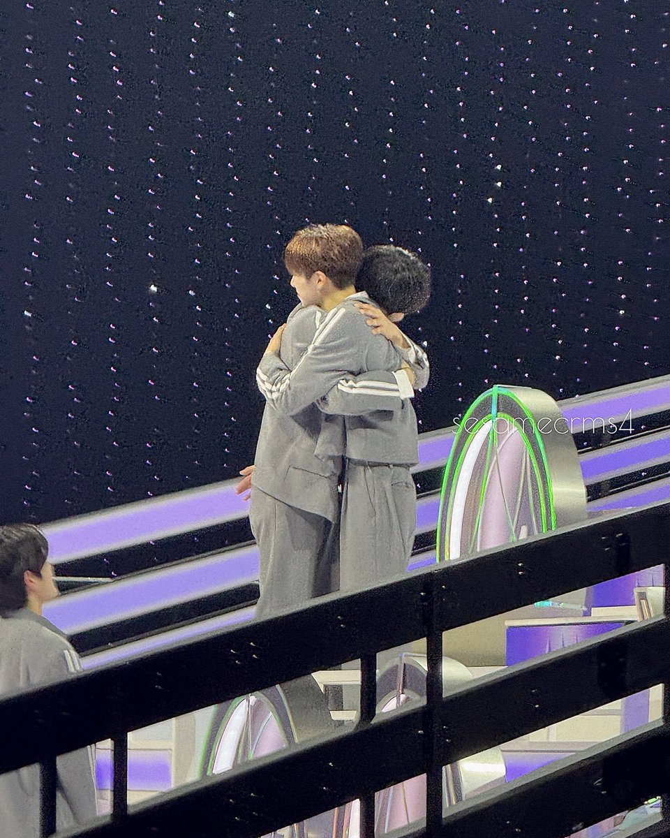 yoyoyom123's tweet image. 아니 ㅅㅂ 걵쟝 쟝님 연상미 존나 느껴져서 개힘들다 큰 덩치 꼬깃해서 연상한테 폭 안겨있는 연하남 걵이 실존한다고??? 한품수면서 연하왼 엉덩이 토닥이는 쟝이 실존한다고?????