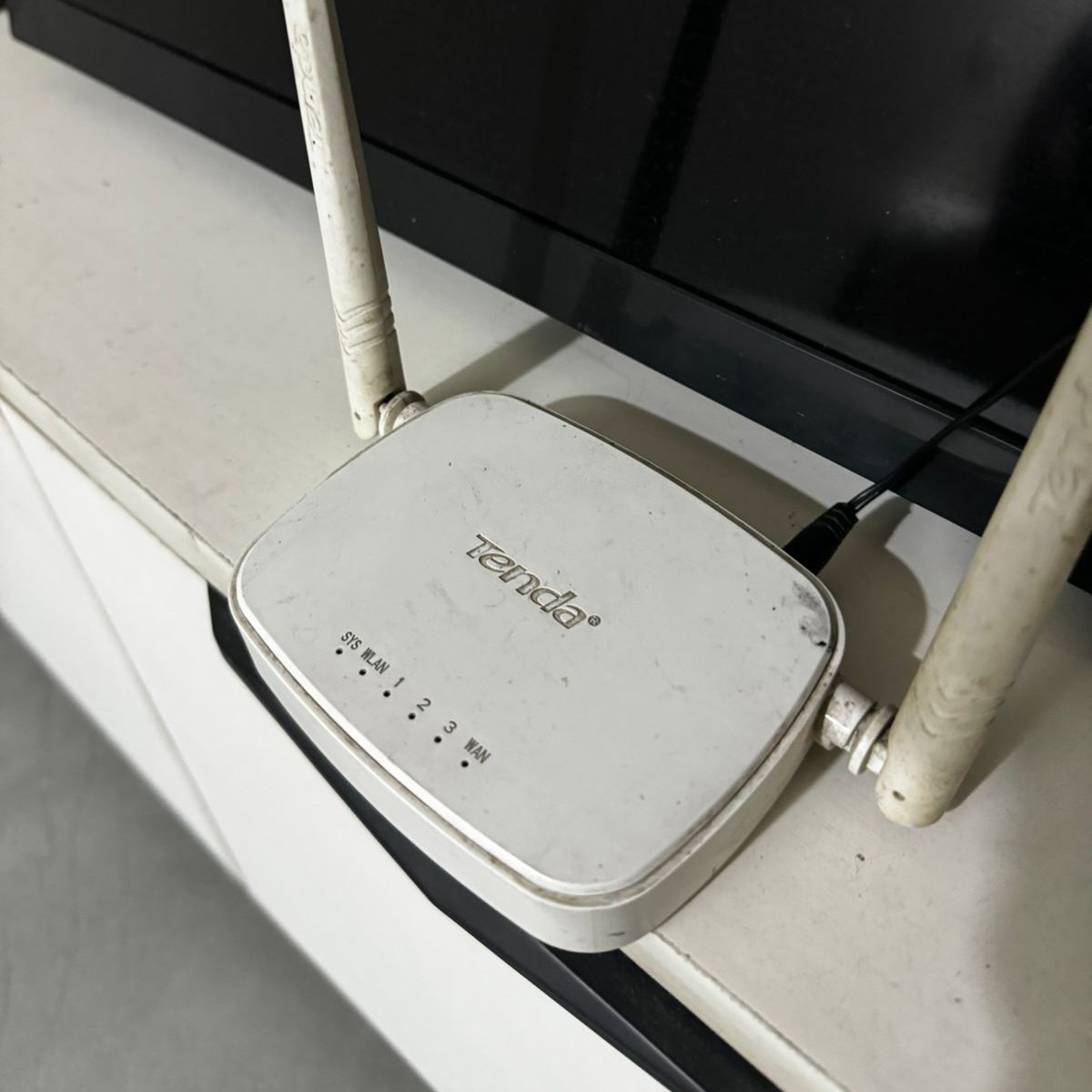 void_stack's tweet image. Repurposed an old WiFi router into a WiFi extender.

Results:
- Same Spot. Same WiFi. Speed increased by 6 times!
- Plug-n-Play Solution. No physical wires needed.
- Hopefully no more of &quot;Am I Audible?&quot; xD

Saw this in an insta reel. The one in a billion that was actually useful.