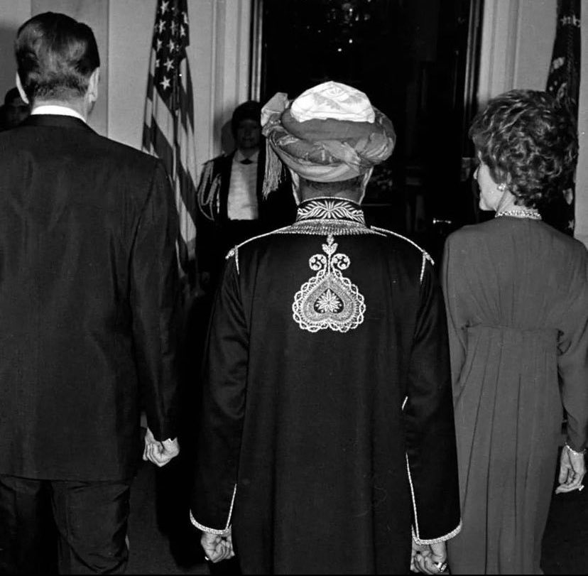 في ضِلّ عهدك ساد حبٌّ وإنسجام
ماضُون خلفك لا شقاق ولا فتن