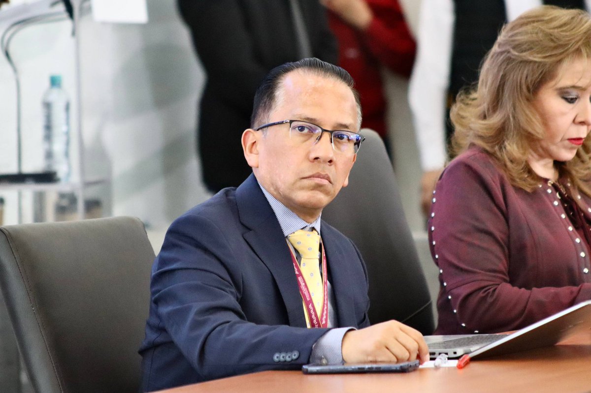 SPFAGobPue's tweet photo. La secretaria @JosefinaM_SPFA , junto con los subsecretarios de Ingresos y Egresos, acompañaron al gobernador @armentapuebla_ en la #MañanerAA🎙️

El @Gob_Puebla presentó el Paquete Económico 2026, el cual 🤝 no contempla nuevos impuestos y sí más inversión para Puebla. ✅

El documento ya fue entregado y ahora está en análisis en el @CongresoPue . 🏢🧐

Para 2026 se proyecta un ejercicio de 131 mil 365.8 millones de pesos, lo que representa un incremento del 4.1%, bajo principios de disciplina fiscal y responsabilidad hacendaria.

La secretaria subrayó que el paquete prioriza el bienestar de las familias poblanas, mediante estímulos fiscales, modernización administrativa y una distribución responsable del gasto que fortalece los sectores de educación, salud, campo, movilidad, turismo e infraestructura. ❤️🙌🏻

#PensarEnGrande #PorAmorAPuebla
