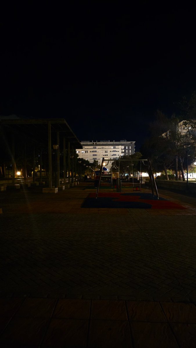 En la ciudad de España que más dinero se derrocha en luces de Navidad, así están los parques infantiles de la Avenida de la Sanidad Pública o Telegrafía.