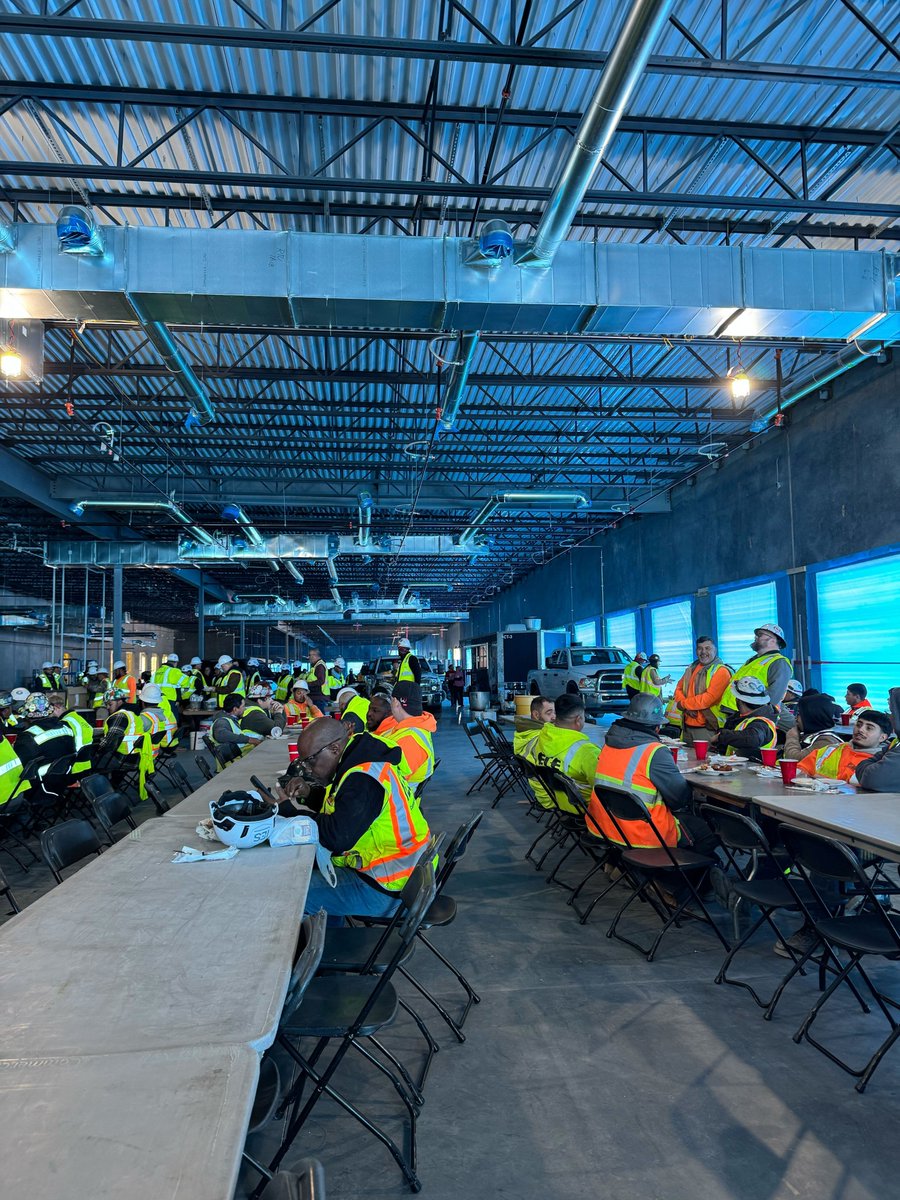 alstonconstruct's tweet image. #MilestoneMonday Our team hosted an employee appreciation event at LIT3 in Little Rock, AR, to celebrate reaching our warehouse turnover milestones. As a thank-you for their hard work and dedication, we served a full fish fry to all subcontractors and Amazon’s MHE vendors.