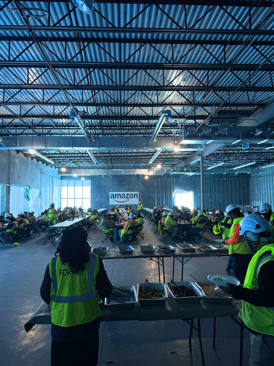 alstonconstruct's tweet image. #MilestoneMonday Our team hosted an employee appreciation event at LIT3 in Little Rock, AR, to celebrate reaching our warehouse turnover milestones. As a thank-you for their hard work and dedication, we served a full fish fry to all subcontractors and Amazon’s MHE vendors.