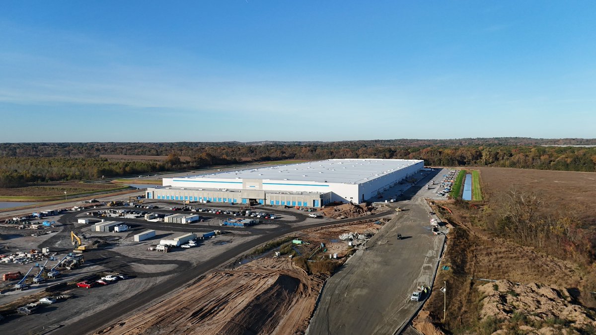 alstonconstruct's tweet image. #MilestoneMonday Our team hosted an employee appreciation event at LIT3 in Little Rock, AR, to celebrate reaching our warehouse turnover milestones. As a thank-you for their hard work and dedication, we served a full fish fry to all subcontractors and Amazon’s MHE vendors.