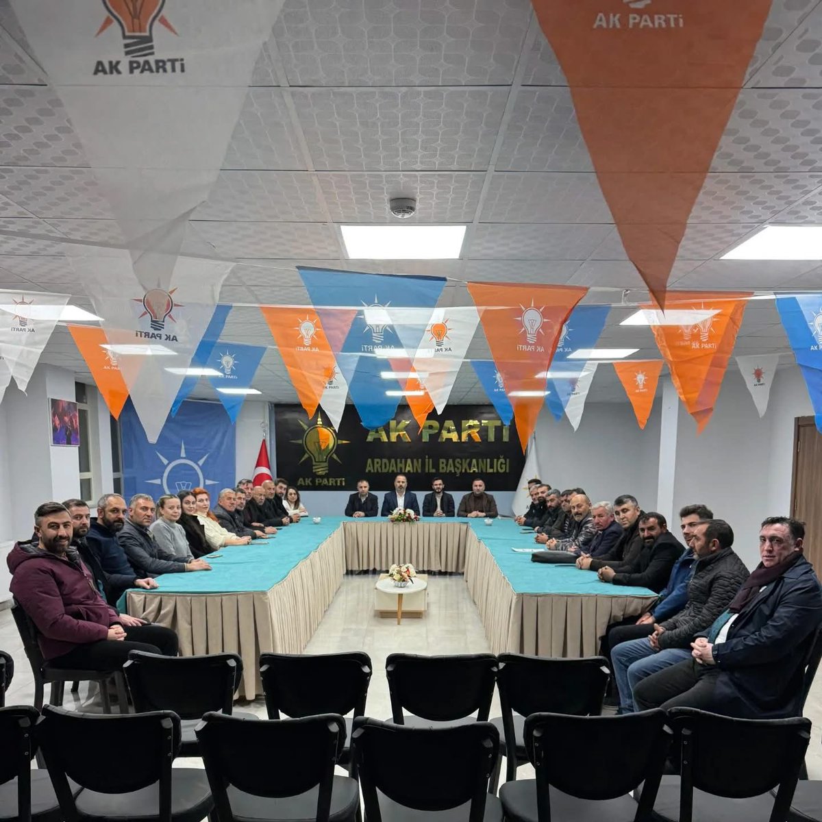 Haftalık il yönetim kurulu toplantımızı gerçekleştirdik.

 Toplantımızda;
- Teşkilat çalışmalarını konuştuk.
- Saha faaliyetlerini değerlendirdik.
- Yapılacak çalışmaları istişare ettik.
- Ulusal ve yerel gündemi değerlendirdik.
- Hemşehrilerimizin sorun ve taleplerini konuştuk.