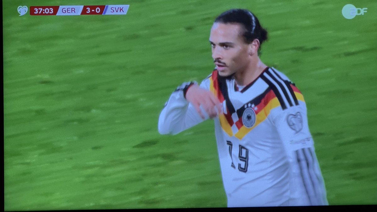 MckStf's tweet image. 3:0 #GER #SVK 

Das muss echt am Trikot liegen. Also diese Weißen sind besser als diese scheiß lila schwulen Dinger 🤣👍