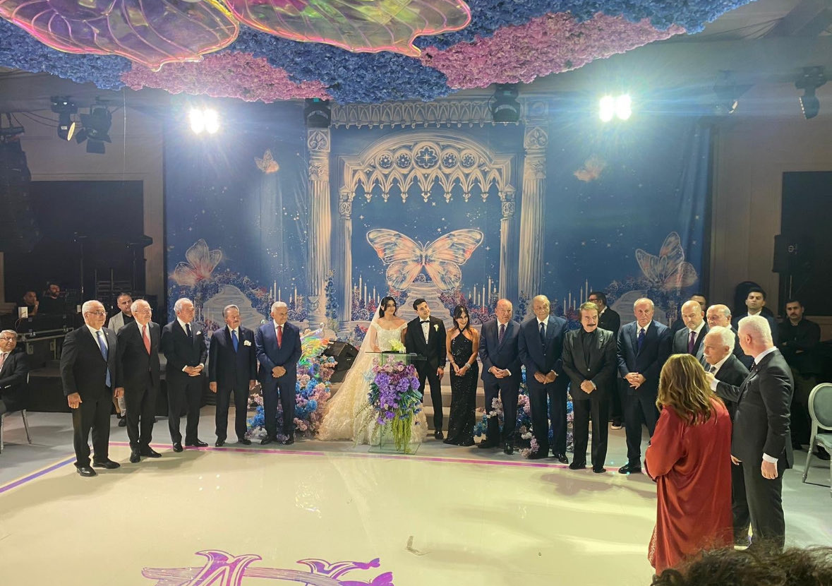 Ekip tamam.. 

• Orhan Gencebay
• Yavuz Bingöl
• Muharrem İnce
• Kemal Kılıçdaroğlu
• Süleyman Soylu
• Davut Gül
• Binalı Yıldırım
• Doğu Perinçek

Süleyman Soylu: Kılıçdaroğlu FETÖ’ye göz kirpiyor..