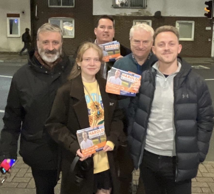 LeeHunt6's tweet image. Another BRILLIANT #Portsmouth session meeting Charles Dickens Ward residents tonight with this @portsmouthld team lead by local #LibDem campaigner Harold McGregor-Sims. No #Labour support at all. NONE! 

For over 2hrs I knocked on lotsa doors. Cold so loads in. Really good 😊🧡🔶