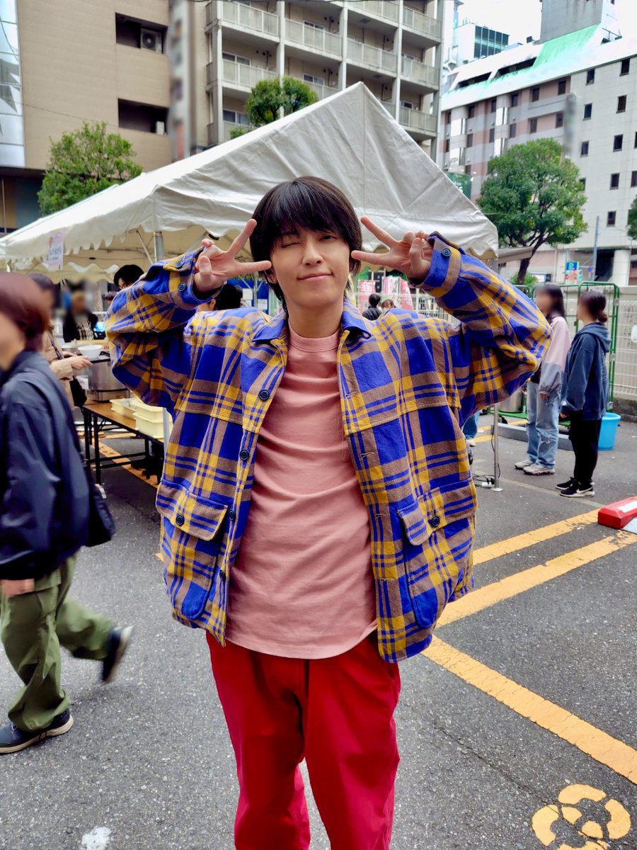 ◤オフショット◢

手越王子から皆様へ
Wピースとウィンクのプレゼント🎁

玄一と鯉登にヤキモチ焼いちゃう
キュートな索は6話の見逃し配信で☑︎

▼TVer無料配信で【6話】を見る
bit.ly/bokutachinchi_…

☑︎Huluほかでは最新話までの全話配信中

#ぼくたちん家 🏠
次回【7話】11/23(日)よる10:30