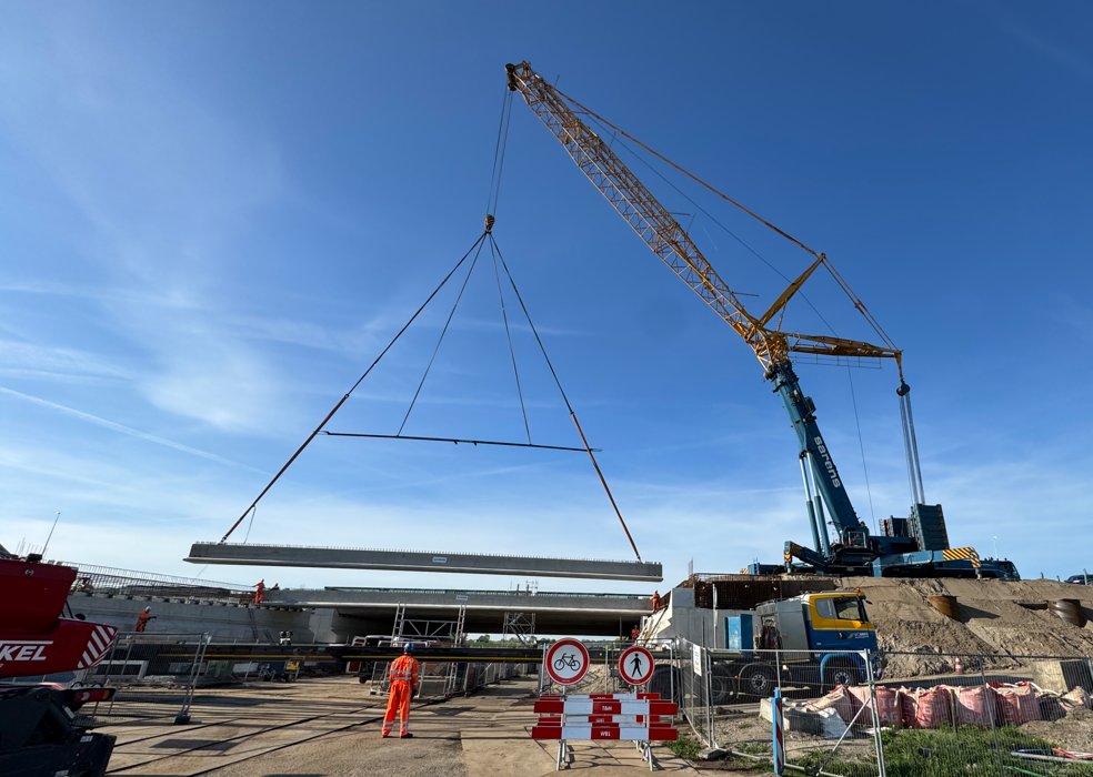 Sarens's tweet image. Sarens’ short-term rental solutions in Amsterdam delivered high precision, high efficiency #HeavyLifting that enabled the installation of an impressive 19 large concrete beams in a single day. bit.ly/47s9Pyu #NothingTooHeavy