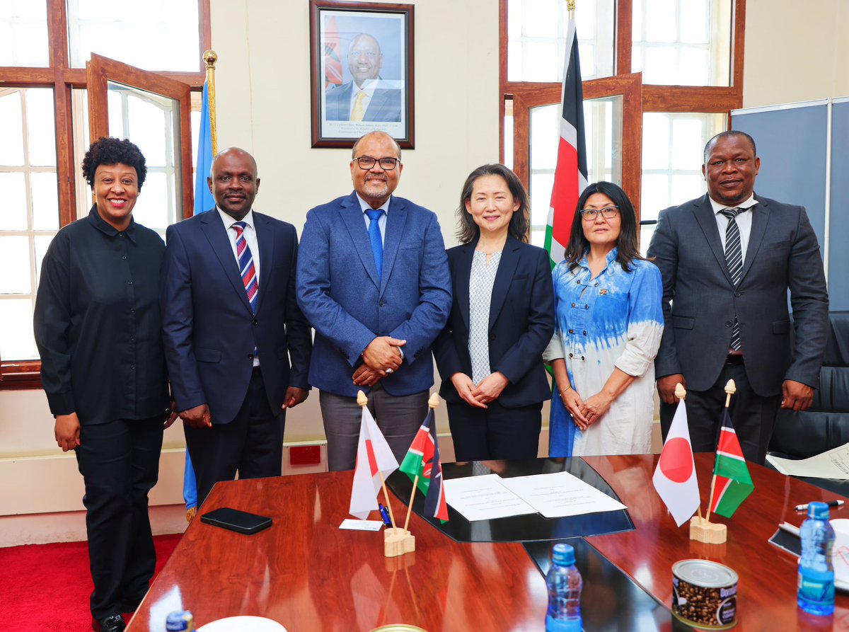 Profshaukat's tweet image. Pleased to welcome Ms. Kumiko Tansho, Head of the International Research Cooperation @jsps_sns for President  @TsuyoshiSugino #JSPS accompanied by #Yumiyumane Director JSPS, Nairobi Signing MoU- promoting closer collaboration between 🇯🇵 and 🇰🇪 and supporting scientific…