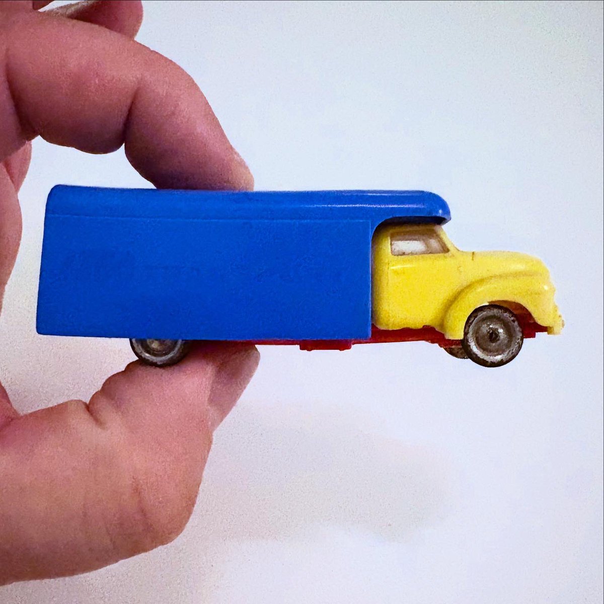 Spider_Sam_'s tweet photo. Picked up this cheeky little vintage LEGO vehicle over the weekend. It was hiding in a box of toy cars.
This LEGO 257 - Bedford Moving Van, aka. “FLYTTEBIL” (HO scale) was released for the first time in 1958.
#LEGO #Billund #Toys #ToyCollector #Thrifting #FleaMarket https://t.co/yz5cWywwvi