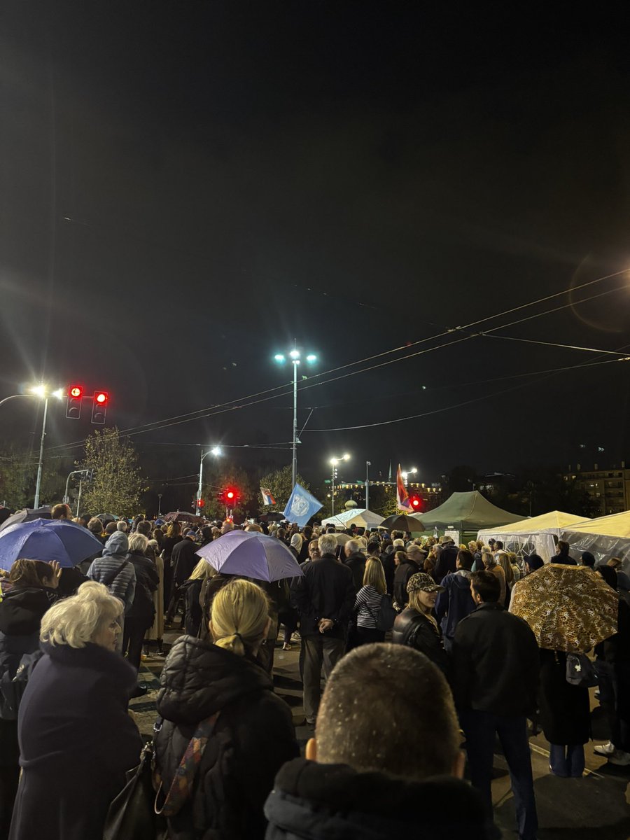 Crkvena zvona se cuju
Kisa slabo pada
Mi smo tihi i tek pristizemo
Jezivo manje vise
Tako je to pred promene