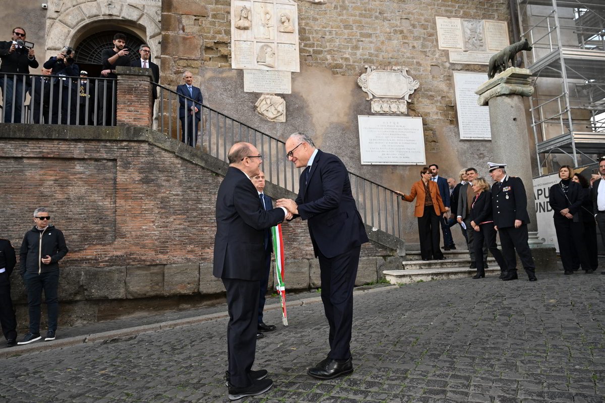 Roma's tweet image. ✍️ È iniziata questa mattina la giornata da "Sindaco per un giorno" di #CarloVerdone. 

👤 L’attore e regista romano è stato accolto in Campidoglio dal Sindaco Roberto Gualtieri per prendere parte ai lavori della Giunta riunita al completo nella Sala delle Bandiere di Palazzo