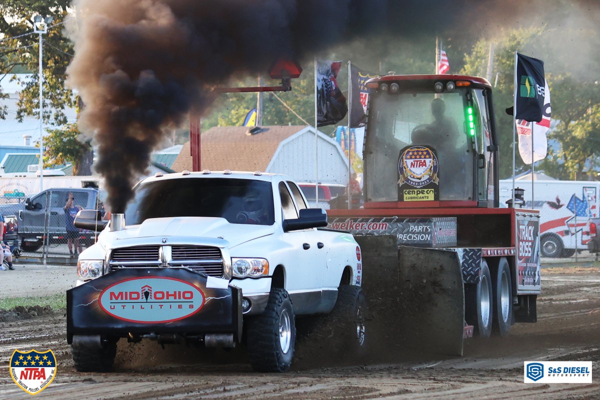 NTPApull's tweet photo. The smoke was blowing at the Marion County Fair Pull!! 🚚 💨 #dieselsmoke #truckpulling https://t.co/vaVJz7MNo6