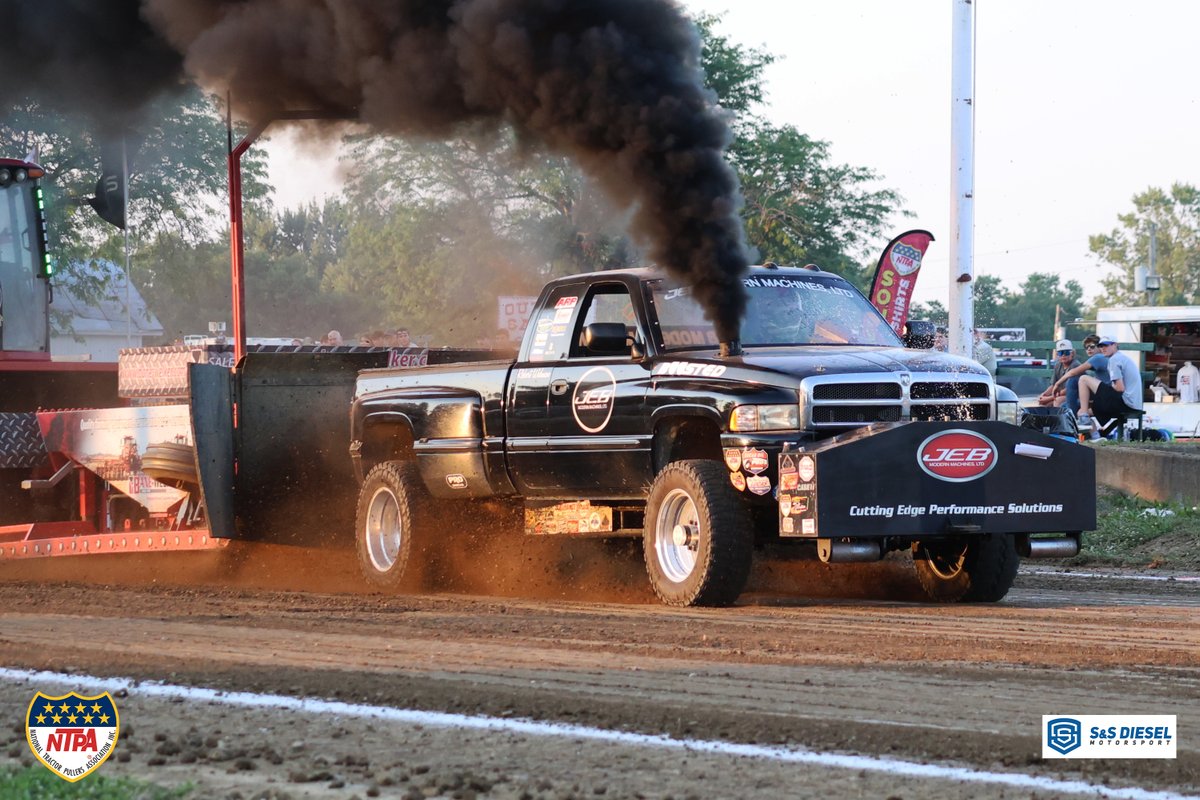 NTPApull's tweet photo. The smoke was blowing at the Marion County Fair Pull!! 🚚 💨 #dieselsmoke #truckpulling https://t.co/vaVJz7MNo6