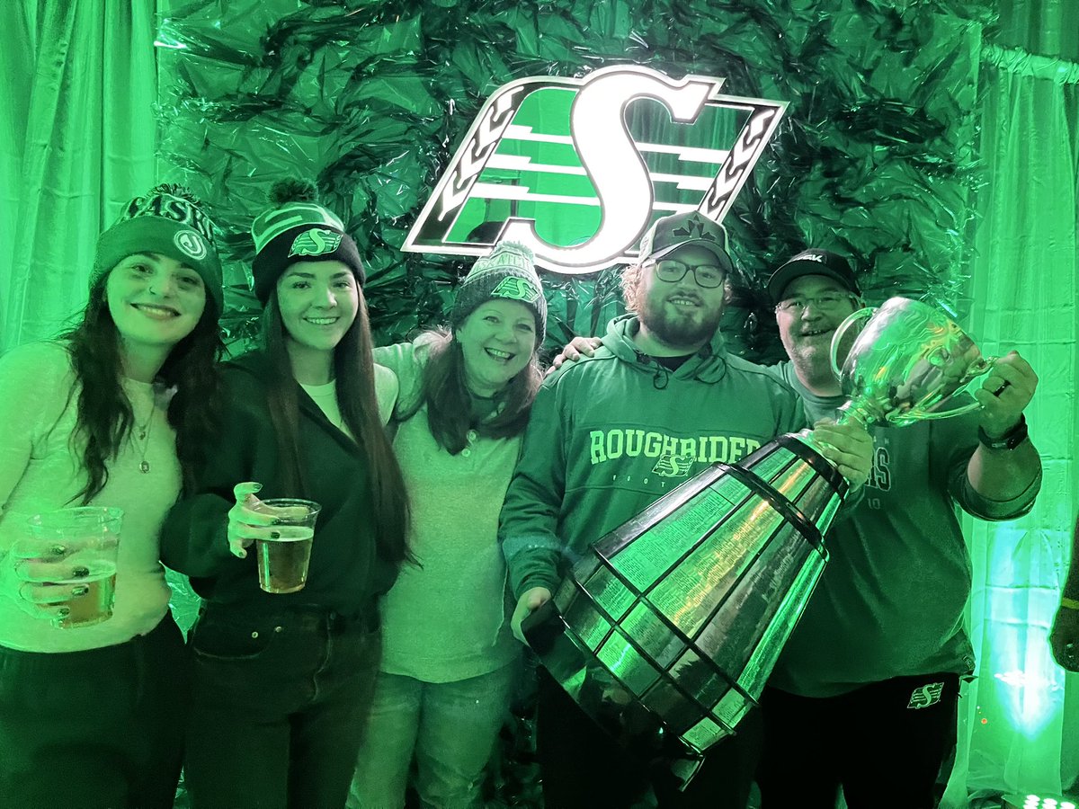 JonKeenNLSports's tweet image. Ty Robinson - @sskroughriders Asst. Equipment Manager from Kamloops (centre) celebrates with family after a Grey Cup win in Winnipeg. The son of longtime Blazers and WHL Trainer/Athletic Therapist Colin “Toledo” Robinson.