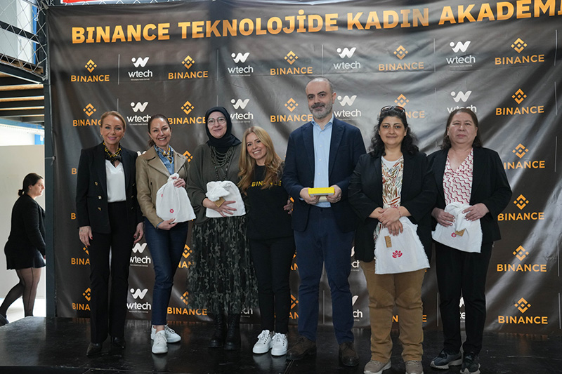 kurcenli34's tweet photo. Bu yıl New York’ta düzenlenen törende verilen bu ödül, aslında sadece bir başarı hikâyesi değil; Türkiye’de teknolojide ve finansta kadınların neler başarabileceğinin de güçlü bir göstergesi. #Wtech’in kurucusu @zehraoney 'in  de vurguladığı gibi, kadınların artık teknolojiyi sadece kullanan değil, aynı zamanda üreten ve yön veren bir konumda olması gerektiği çok net bir şekilde ortaya çıkıyor.

8 Mart 2023’te başlatılan ve özellikle deprem bölgesindeki genç kadınları güçlendirmeyi hedefleyen bu program, benim için de çok özel bir yere sahip. Çünkü ben de @BinanceTR Teknolojide Kadın Akademisi’nde eğitmen olarak bu yolculuğun bir parçasıyım. Eğitimlerde bazen bir modül, bazen bir mentorluk sohbeti bile genç kadınların geleceğe umutla bakmasına vesile olabiliyor ,bu dönüşümü yakından görmek benim için tarif edilemez bir motivasyon kaynağı.😉

Programda #Web3’ten blokzincire, yapay zekâdan siber güvenliğe kadar geleceğin tüm kritik alanlarına dair kapsamlı bir içerik sunuluyor. Derslerin hem online hem de fiziksel olarak gerçekleşmesi, Türkiye'nin dört bir yanındaki kadınlara erişme şansı yaratıyor. Binance TR Genel Müdürü @mucahittdonmez 'in  de söylediği gibi, bu program kadınların finansal okuryazarlığını ve teknolojiye olan güvenini artırma konusunda ciddi bir kararlılık ortaya koyuyor.

Bugüne kadar 54 farklı ilden 1.700’den fazla kadına ulaşılması ise aslında hikâyenin en etkileyici kısmı. Katılımcıların büyük kısmının genç kadınlardan oluşması ve çoğunun ilk kez böyle bir programa adım atması, bu akademinin ne kadar kritik bir ihtiyacı karşıladığını gösteriyor. Hedef ise daha da büyük: 2025 sonunda 2 binden fazla, beş yıl içinde ise toplamda 5 bin kadının hayatına dokunmak.

Ben de bu büyük yolculuğun içinden biri olarak şunu net bir şekilde hissediyorum: Kadınlar teknolojide güçlendikçe, sadece kendi kariyerlerini değil, ülkenin geleceğini de yeniden şekillendiriyorlar. Burada attığımız her adım, Türkiye’de kadınların teknoloji ve finans alanında çok daha görünür, güçlü ve etkili olacağı bir geleceğin hazırlığı.👏👏

Biz kadınlar hep birlikte güçlüyüz 🖤💛

#işbirliği #Binancetr