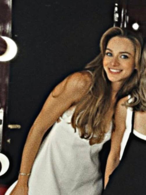 miray looks so stunning in that dress and hairstyle omg I need the full fit, give me the series like rn 😭